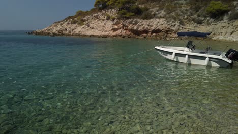 Schwenkblick-Auf-Den-Strand-Von-Perna-Mit-Einem-Einzigen-Boot,-Das-Auf-Der-Insel-Vis-In-Kroatien-Angedockt-Ist