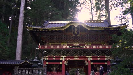 Dia-Enthüllung-Des-Wunderschönen-Schreingebäudes-Im-Nikko-Toshogu-Schreinkomplex-In-Nikko,-Japan