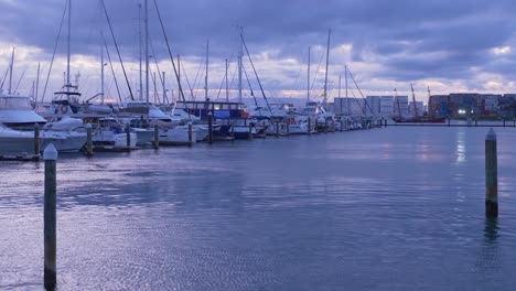 Veleros-Amarrados-En-El-Muelle-De-Tauranga,-Nueva-Zelanda,-Vistos-Desde-El-Puente-En-Un-Día-Nublado-Y-Malhumorado---Toma-Amplia-Inclinada-Hacia-Arriba