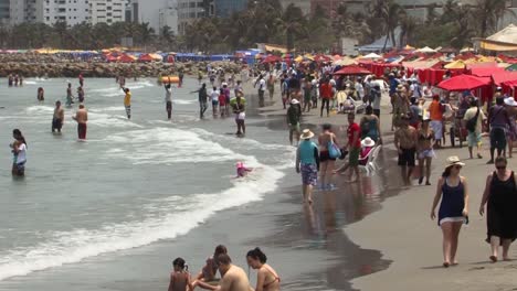 Crowds-On-Playa-De-Bocagrande-,-Cartagena,-Colombia