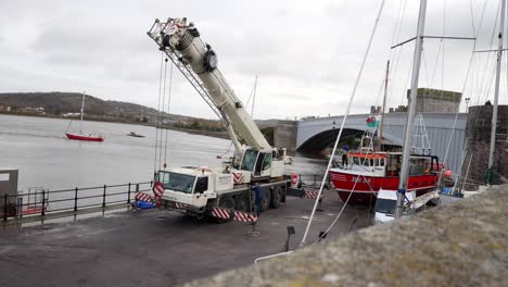 Grúa-Hidráulica-De-Elevación-Del-Vehículo-Barco-De-Pesca-En-Gales-Conwy-Waterfront-Dolly-Derecho