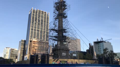 Der-Kreisverkehr-Des-Angel-Of-Independence-Wird-Während-Der-Goldenen-Stunde-Restauriert,-Mit-Einem-Wunderschönen-Klaren-Blauen-Himmel-Und-Dem-Mond-Im-Hintergrund