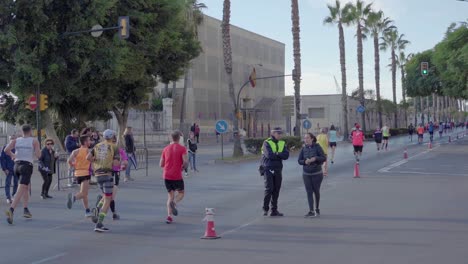 Gente-Animando-A-Los-Corredores-En-La-Maratón-De-Zurich-Malaga