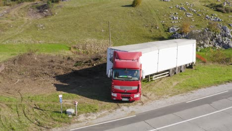 Vista-Aérea-De-Un-Camión-Grande-Con-Contenedor-Estacionado-Al-Lado-De-La-Carretera