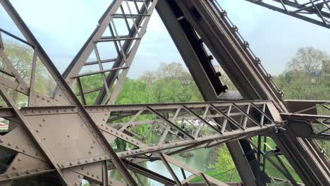 Una-Vista-De-París-Mientras-Uno-Sube-Por-El-Ascensor-En-La-Torre-Eiffel