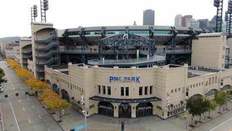 Die-Nach-Oben-Geneigte-Luftaufnahme-Zeigt-Den-Vordereingang-Des-PNC-Parks,-Der-Heimat-Des-Major-League-Baseballteams-Pittsburgh-Pirates-MLB,-Mit-Gelbem-Herbstlaub