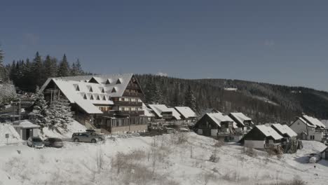 Lukov-Dom-Hotel-Und-Hütten-Im-Wintersportresort-Kope-Mit-Fliegender-Amsel,-Luftschwenk-Von-Rechts