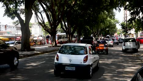 Fahrzeugverkehr-An-Einem-Geschäftigen-Sommertag-In-Manaus,-Brasilien-–-Aufnahme