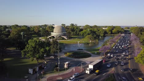 Antena-Que-Revela-El-Planetario-Galileo-Galilei-En-Los-Hermosos-Bosques-De-Palermo,-Buenos-Aires