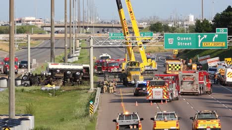 Feuerwehrleute-Bewachen-Die-Umgebung-Eines-Umgestürzten-Öltankers-Auf-Der-Autobahn-In-Der-Nähe-Von-Brampton,-Kanada