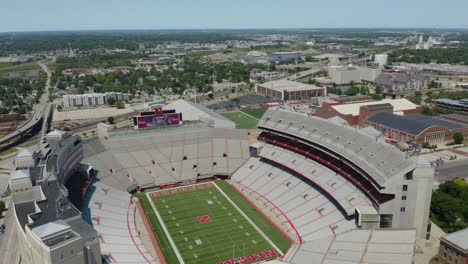 Vista-Aérea,-Estadio-Conmemorativo-De-La-Universidad-De-Nebraska,-Apodado-El-Mar-De-Rojo