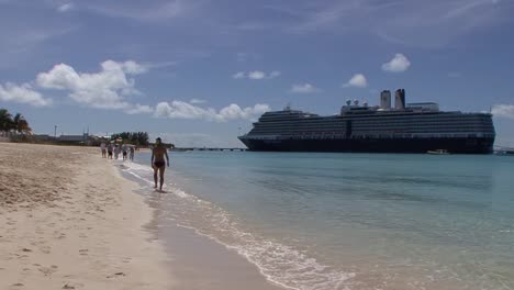 Gente-Caminando-En-La-Playa-En-Grand-Turk,-Islas-Turcas-Y-Caicos