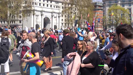 Massen-Von-Demonstranten-Gehen-Am-Marble-Arch-Vorbei,-Um-In-London-Gegen-Den-Einsatz-Von-Lockdowns-Durch-Die-Regierung-Zu-Protestieren