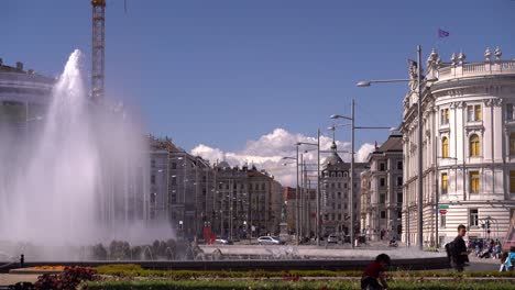 Wunderschöne-Stadtlandschaft-Im-Wiener-Stadtzentrum-An-Klaren-Tagen-Mit-Wasserfontäne