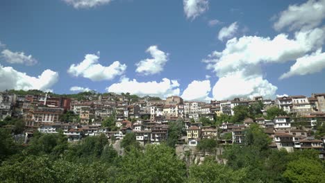 Panorámica-De-Izquierda-A-Derecha-Muy-Lenta-De-Antiguos-Edificios-Arquitectónicos-Adosados-Construidos-Sobre-Un-Acantilado-Escarpado-Veliko-Tarnovo