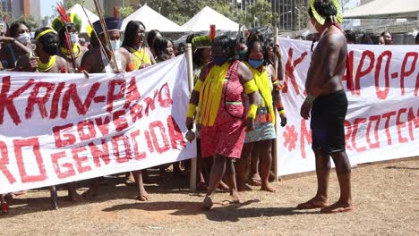 Demonstranten-Aus-Dem-Amazonas-Regenwald-Falten-In-Der-Hauptstadt-Ein-Banner