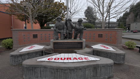 Vista-Estática-Del-Monumento-A-Los-Bomberos-En-Coos-Bay,-Oregon