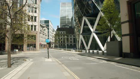 Bloqueo-En-Londres,-Calles-Desiertas-Debajo-En-El-Patio-Del-Rascacielos-Gherkin,-Durante-La-Pandemia-De-Coronavirus-2020