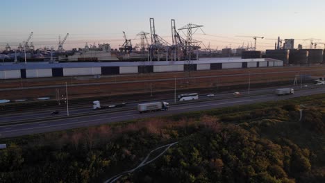 Fahrzeuge-Fahren-Die-Straße-Entlang-Neben-Dem-Hafen-Maasvlakte-In-Rotterdam.-Luftaufnahmen