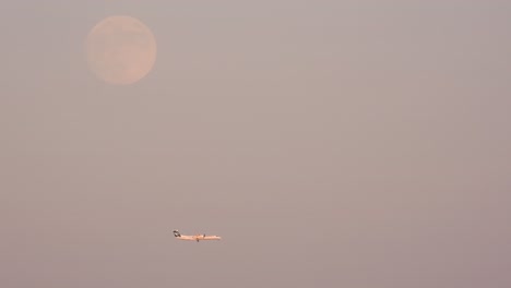 Vuelo-De-Avión-A-Través-Del-Cielo-De-La-Luna-Rosa-Aterrizando-En-Un-Destino-Turístico-De-Vacaciones