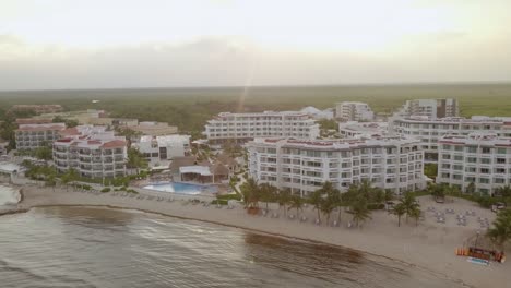 Antena---Puesta-De-Sol-Sobre-Un-Hotel-Y-Sus-Piscinas-En-Cancún,-México,-Adelante