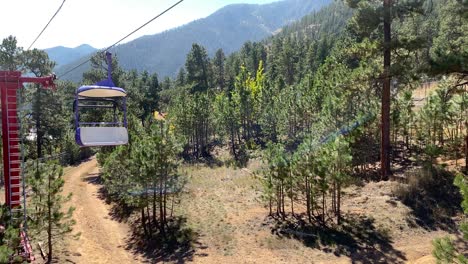 Fahren-Sie-Mit-Dem-Sessellift-Im-Colorado-Vergnügungspark-Und-Genießen-Sie-Die-Berglandschaft