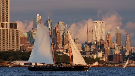 Ciudad-De-Nueva-York,-Nueva-York---11-De-Septiembre-De-2020:-La-Belleza-De-La-Noche-Sobre-El-Río-Hudson-Con-Nyc-En-El-Fondo-Y-Un-Gran-Velero-En-El-Río-Hudson