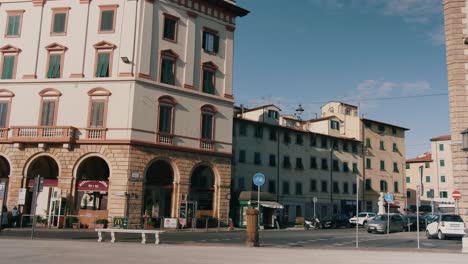 Lapso-De-Tiempo-De-Piazza-Della-Republlica-Con-Tráfico-De-Automóviles-En-La-Ciudad-De-Livorno