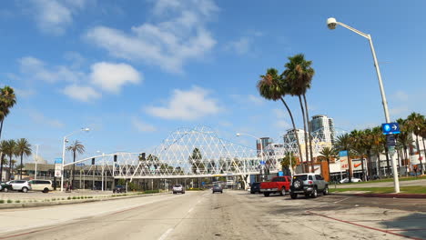 Conduciendo-A-Través-De-Long-Beach,-California-Y-Sus-Icónicas-Calles-Y-A-Través-Del-Lucio