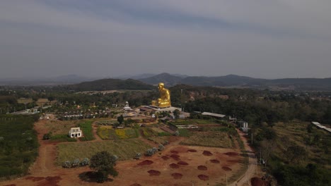 Luang-Pu-Thuat-Desde-La-Distancia,-Khao-Yai,-Tailandia