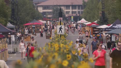 Belebte-Fußgängerzone-In-Der-Mitte-Von-Banff-Im-Zeitraffer