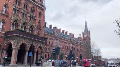 Euston-Road-Con-Autobuses-Rojos-Y-Estación-De-St-Pancras-En-Londres