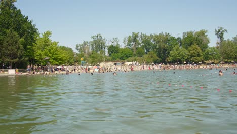 Turistas-Disfrutando-De-La-Playa-En-La-Isla-De-Ocio-De-Ile-De-Loisirs-De-Cergy-pontoise