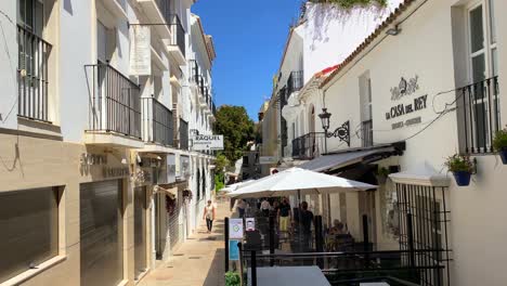 Calle-Típica-Española-En-La-Ciudad-Vieja-De-Estepona-Con-Casas,-Restaurantes-Y-Negocios