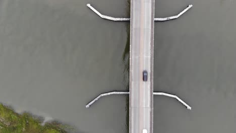 Puente-De-Dos-Carriles-Tráfico-Fluvial-Corriente-De-Agua-Coches-Que-Fluyen-Viaje-Diario-Dron-Aéreo