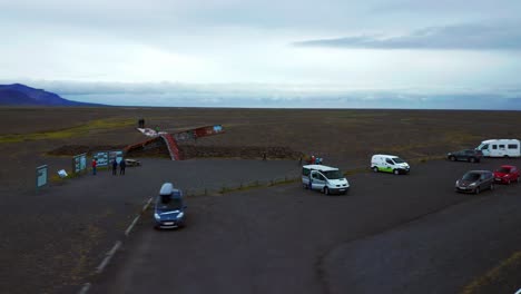 Turistas-Explorando-Monumentos-Históricos-En-Islandia---Toma-Aérea