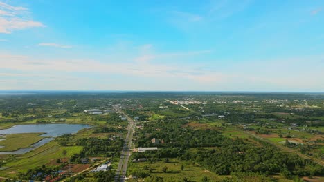 Luftaufnahme-Des-Grünen-Waldes-Der-Natur-Mit-Sumpflandstraße-Und-Blauem-Himmelstag-In-Khonkaen,-Thailand