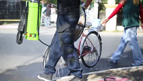 Una-Bicicleta-Se-Somete-A-Una-Desinfección-Covid-Durante-Un-Cierre-Comunitario