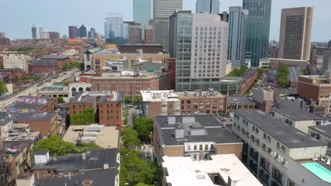 El-Dron-Que-Vuela-Lejos-Del-Centro-De-Boston-Revela-árboles-Verdes-En-El-Parque,-Río