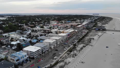 Tybee-Island-South-End-Pier-Geschäfte-Restaurants-Unterkunft-Urlaub-Strand-Sonnenuntergang-Luftdrohne-Rotieren