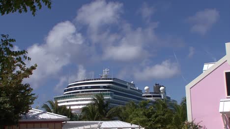 Nuevo-Crucero-Amsterdam-Atracado-En-Grand-Turk,-Islas-Turcas-Y-Caicos