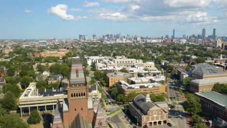 Drohne-Fliegt-über-Annenberg-Hall,-Sanders-Theater-Mit-Der-Skyline-Von-Boston-Im-Hintergrund