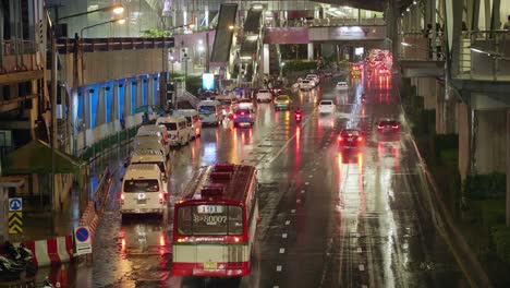 Coches-Llenos-De-Gente-Por-La-Noche-Frente-A-Los-Grandes-Almacenes-Centrales-Ladprao,-Bangkok