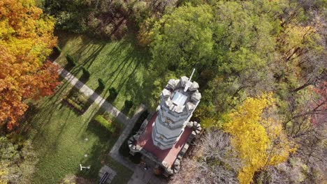 Tiro-De-Drone-Del-Monumento-Del-Campo-De-Batalla-En-El-Parque-Del-Campo-De-Batalla-De-Stoney-Creek,-Ontario,-Canadá