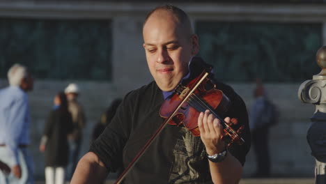 Der-Geiger-Spielt-Sein-Instrument,-Während-Er-Als-Straßenmusikant-Auf-Den-Straßen-Von-Budapest,-Ungarn,-Auftritt