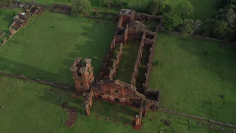 Inclinación-Hacia-Abajo-Vista-Aérea-En-órbita-De-Las-Ruinas-De-La-Iglesia-Jesuita-De-Sao-Miguel-Das-Missoes