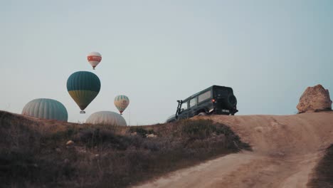 Eine-Steadicam-Aufnahme-Eines-Jeeps,-Der-In-Ein-Heißluftballon-Festival-In-Arizona-Fährt