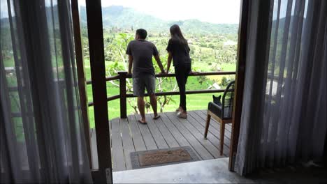 Marido-Y-Mujer-Y-Un-Perro-Disfrutando-De-La-Belleza-De-Los-Campos-De-Arroz-Y-Las-Colinas-Desde-Una-Villa,-Karangasem,-Bali,-13-De-Octubre-De-2021