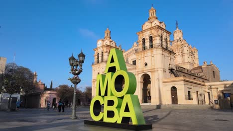 Paralaje-De-Amo-Cba-Cartel-Frente-A-La-Catedral-De-Córdoba,-Argentina