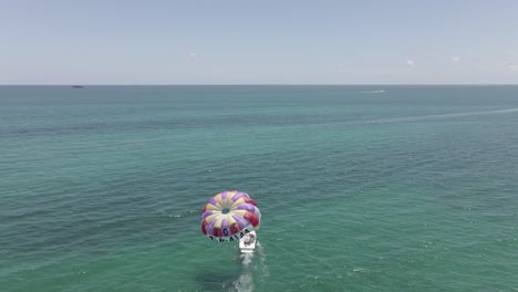 Luftaufnahme:-Touristenboot-Holt-Farbenfrohen-Parasailer-In-Ruhigem,-Flachem-Meer-Ein